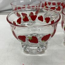 ●60425-⑦ 昭和レトロ レトロ デザートプレート 小皿 食器 ガラス皿 いちご柄 当時物 現状品 5個セット_画像2