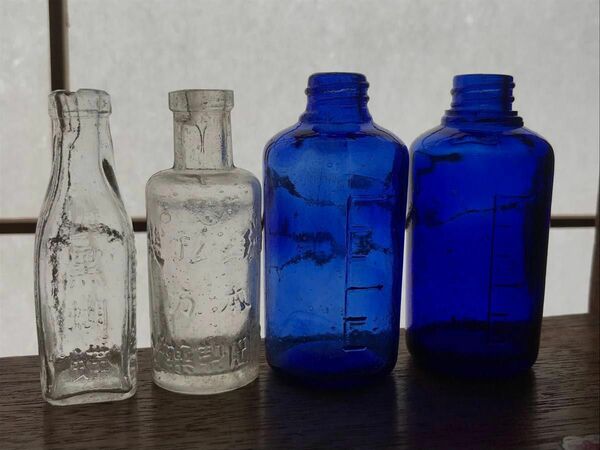レトロ　瓶　古い　アンティーク　ボトル　薬瓶　医薬部外品　戦前　戦後 コバルトブルー 空瓶 エンボス