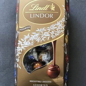 コストコ Lindt リンツ リンドール アソート チョコレート 詰め合わせ ゴールド 47-48個入り 1102の画像1