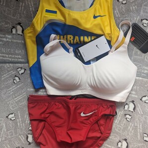 ナイキ(NIKE) 女子陸上競技用 レーシングトップ、レーシングブルマ、スポーツブラ ３点まとめての出品 #ウクライナ代表モデルの画像1