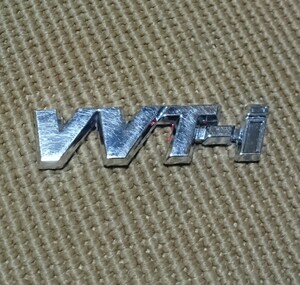 VVT-i エンブレム トヨタ size約/1.9×7.5㎝ ブイブイティーアイ VVTi エンブレム シルバー 両面テープはオマケ自作 中古/細かな傷が多数