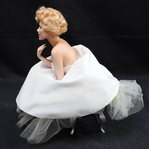 1000円スタート フィギュア フィギュリン マリリン・モンロー Marilyn Monroe フランクリンミント 陶器人形 椅子 約高さ29cm 3 YY30006の画像5