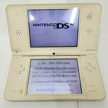 【YYD3008OM】1円～ 通電〇 Nintendo ニンテンドー DSiLL ホワイト UTL-001（JPN） ペン無 ジャンク扱い 部品取り ゲーム機 充電コード有_画像2