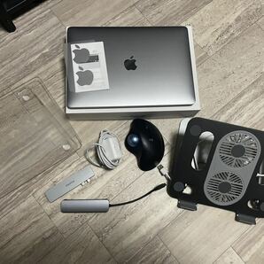 MacBook Air (M1・2020) MGN63J/A ＋USBハブ、マウス、台等たくさん付属品付きの画像1