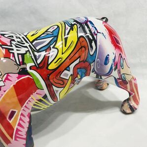 カラフルなフレンチブルドッグ像 創造的なグラフィティアート ブルドッグの置物 樹脂クラフト 動物の彫刻 子犬の置物 モダンな置物の画像4