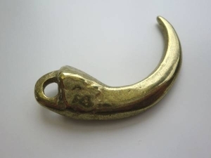真鍮無垢製(ゴールドブラス）　動物の牙の形状のキーホルダー