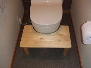 おむつ卒業したらトイレ踏み台　トイレトレーニング　足はナチュラル色　高さ３段階