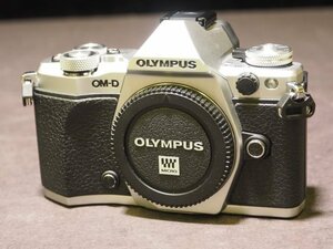 S950 OLYMPUS デジタルミラーレス一眼カメラ OM-D E-M5Ⅱ MarkⅡ ボディのみ シルバー フラッシュ＋バッテリー＋充電器付属 オリンパス