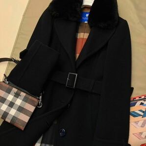 H17【豪華なファーを纏う】参考価格15万●超美品BURBERRY BLUE LABEL●高級トレンチコート バーバリーコート レディース 英国ノバチェックの画像3