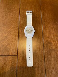 adidas 腕時計　ホワイト　ユニセックス