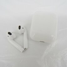 【中古品】Apple アップル ワイヤレスイヤホン AirPods with Charging Case 第2世代 MV7N2J/A イヤホン+ケースのみ 842127260 0414_画像1