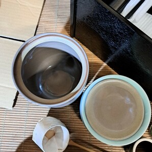 未使用品 茶道具 一式 茶碗 平茶碗 茶筅 茶杓 茶巾 棗(中棗) 水指 柄杓 蓋置 建水 木箱 茶器 陶器 和食器 アンティーク レトロの画像7