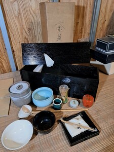 未使用品 茶道具 一式 茶碗 平茶碗 茶筅 茶杓 茶巾 棗(中棗) 水指 柄杓 蓋置 建水 木箱 茶器 陶器 和食器 アンティーク レトロ