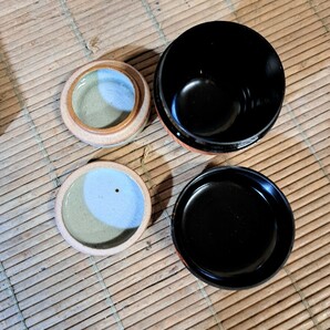 未使用品 茶道具 一式 茶碗 平茶碗 茶筅 茶杓 茶巾 棗(中棗) 水指 柄杓 蓋置 建水 木箱 茶器 陶器 和食器 アンティーク レトロの画像5