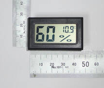 小型デジタル表示 温湿度計 温度と湿度表示 外形寸法：約48(横幅)x約29(高さ)x約16(厚み)mm 温度計 湿度計 カメラ 加湿・加湿器 お部屋に_画像1