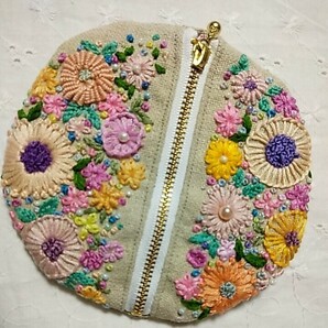 手刺繍＊ハンドメイド＊草花がいっぱい咲いて＊小物ケースポーチ＊リネン＊ファスナー開閉＊ビーズ飾り＊裏地猫ちゃんの画像1