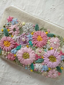 手刺繍＊ハンドメイド＊花とビーズがいっぱい＊厚手リネン＊ポーチ小物ケース