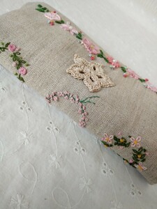 手刺繍＊ハンドメイド＊小物ケース＊草花がいっぱい＊リネン＊ファスナー開閉＊手編みドイリー＊ビーズ飾り付＊リース刺繍