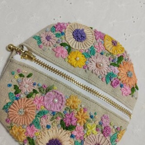 手刺繍＊ハンドメイド＊草花がいっぱい咲いて＊小物ケースポーチ＊リネン＊ファスナー開閉＊ビーズ飾り＊裏地猫ちゃんの画像7