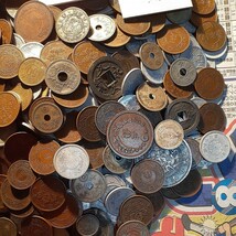 日本のコインまとめて2kg以上 古銭大量雑銭 銀貨 青銅貨 黄銅貨 アルミ貨 穴銭 明治 大正 昭和 ホルダー入り コンパクト発送_画像3