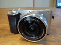 センサークリーニング済み【バッテリー計2個+SDカード付き】完動良品 SONY α6000+SELP1650薄型電動ズームレンズKIT_画像2