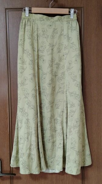 GU　線画 花柄 マーメイドフレアスカート　ライムグリーン　Sサイズ