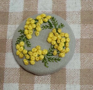 ハンドメイド☆ミモザのリース ブローチ☆刺繍