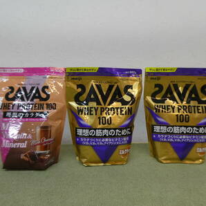 175-V45) 未開封品 SAVAS ザバス ホエイプロテイン100 ミルクティー風味 ミルクショコラ風味 NET.980g 900g 3点セットの画像1