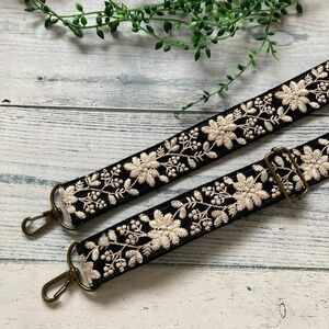 インド刺繍リボン　スマストラップ　スマホショルダー　ショルダーストラップ　黒A