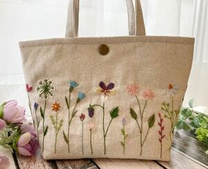 handmade野花の手刺繍 トートバッグ(内布ブルー系)ハンドメイド コットンリネン　母の日のプレゼントに！花柄刺しゅう　手提げ 綿麻