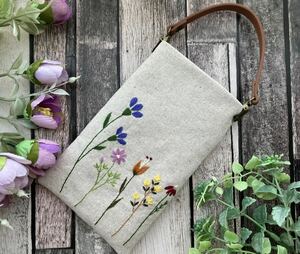 両面刺繍 handmade野花の手刺繍 持ち手付きスマホポーチ(内布茶系)メガネケースにも ハンドメイド コットンリネン プレゼントに　母の日