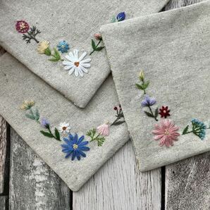 handmade野花の手刺繍 コースター3枚セット(裏布イエロー系)ハンドメイド コットンリネン プレゼント 花柄刺しゅう 母の日 家庭訪問にの画像2