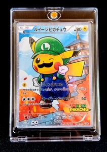 ポケモンカード　ルイージピカチュウ　マグネットローダー付き【高クオリティ　ファンアート品】海外製品