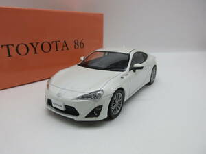 1/30 トヨタ 86 TOYOTA86 中期　シャークフィンアンテナ装着車　カラーサンプル 非売品 ミニカー　クリスタルホワイトパール