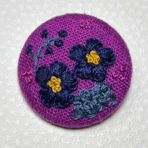 刺繍ブローチ　紺色　花　 刺繍くるみボタン ハンドメイド 手刺繍