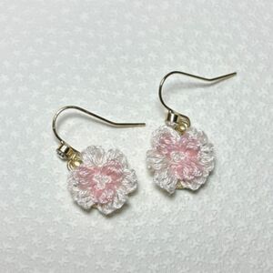 刺繍ピアス/イヤリング　淡いうすピンク色系　花　 ハンドメイド　フックピアス 