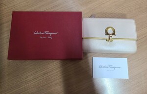 フェラガモ　財布　ガンチーニ　箱付き　Salvatore Ferragamo　ウォレット　女性用　ピンク