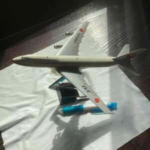 JAL JA8100 飛行機模型です。車輪も出し入れできます。重厚感のある品物です。飾り棚に保管していた物です。