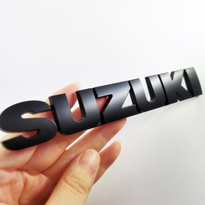 【送料込】SUZUKI(スズキ) 3Dエンブレム(両面テープ付) マットブラック 縦2.5cm×横15.2cm プラスチック製の画像1