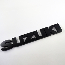 【２個セット・送料込】SUZUKI(スズキ) 3Dエンブレム(両面テープ付) マットブラック 縦2.5cm×横15.2cm プラスチック製　_画像2