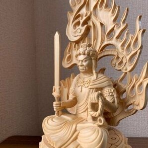 美品★精密彫刻 不動明王 木彫 仏像 不動明王座像 檜木 高約28cmの画像4