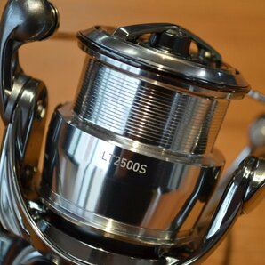 【美品☆人気モデル】ダイワ 22 イグジスト LT 2500S DAIWA EXIST スピニングリール ブラックバス エギング KKMの画像9