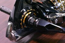 【美品★】ダイワ モアザン 2510PE LBD リールスタンド付き DAIWA morethan レバーブレーキドラグ スピニングリール シーバス（CKN_O1）_画像6