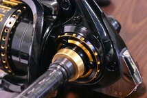 【美品★】ダイワ モアザン 2510PE LBD リールスタンド付き DAIWA morethan レバーブレーキドラグ スピニングリール シーバス（CKN_O1）_画像4