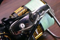 【美品★】ダイワ モアザン 2510PE LBD リールスタンド付き DAIWA morethan レバーブレーキドラグ スピニングリール シーバス（CKN_O1）_画像2