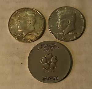 ケネディ銀貨、２枚（1964・1966年）とEXPO70メダル、１枚、重量４２g