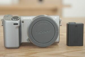 SONY　NEX-5R　ボディ　シルバー（SDカードのロック不良、撮影は普通にできます）