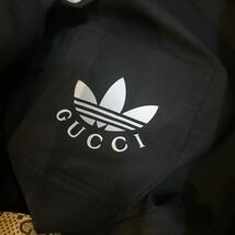 新品未使用 Mサイズ GUCCI adidas グッチ アディダス リバーシブル ケープコート ジャケット コラボ ポンチョ モノグラム ブラック 正規品_画像7