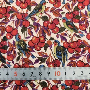ヴィンテージ リバティ※赤い実と鳥※1975年～1990年※幅90×長さ18cm※90cm幅※タナローン※英国 輸入※の画像2