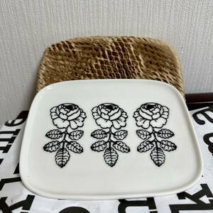 marimekko マリメッコ スクエアプレート ヴィヒキルース vihkiruusu ブラック